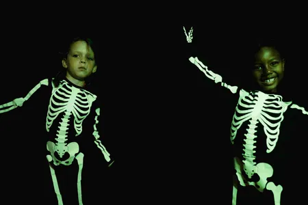 Does Neon Glow In The Dark (Color Properties, Differences, And Reasons